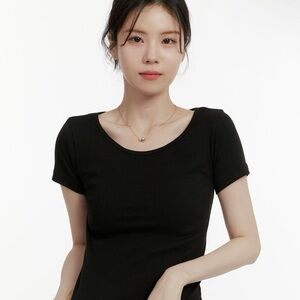 Lewkin Black U-Neck Crop T-Shirt!